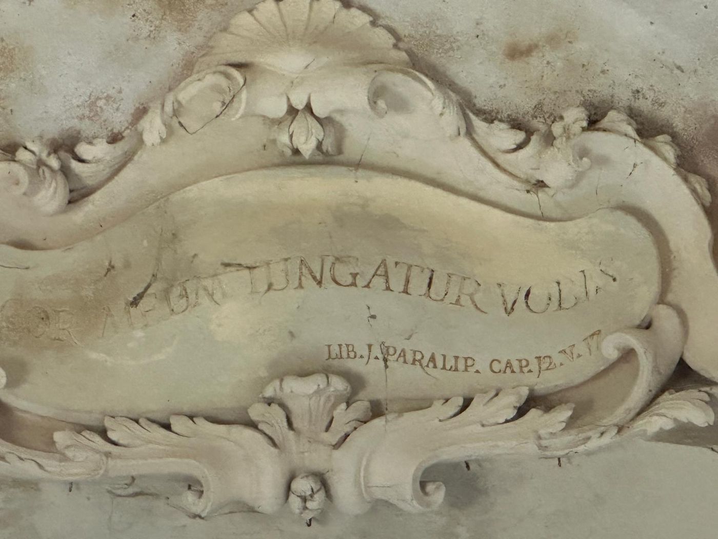 Cartiglio in stucco con l'iscrizione COR MEUM IUNGATUR VOBIS