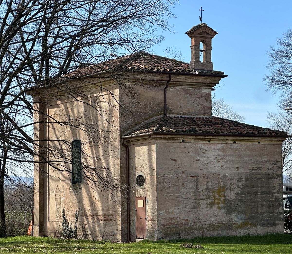 L'ex-oratorio del Sacro Cuore visto dal prato
