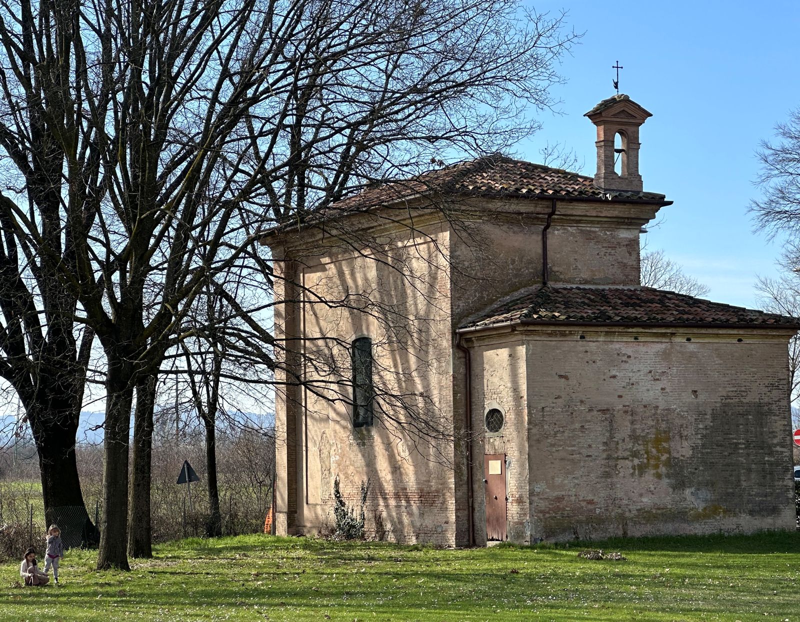 L'ex-oratorio nel parco, a fine inverno